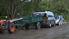 រថយន្តធួរីសដឹកឈើប្រណិតរបស់ប្រពន្ធអធិការស្រុកប្រាសាទបាគងត្រូវ អ្នកកាសែតហៅមេព្រៃអោយចាប់